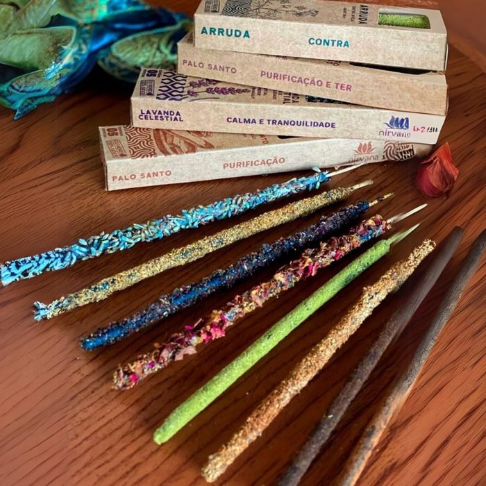 Incensi artigianali di Ruta, Palo Santo e Lavanda accanto alle confezioni del prodotto